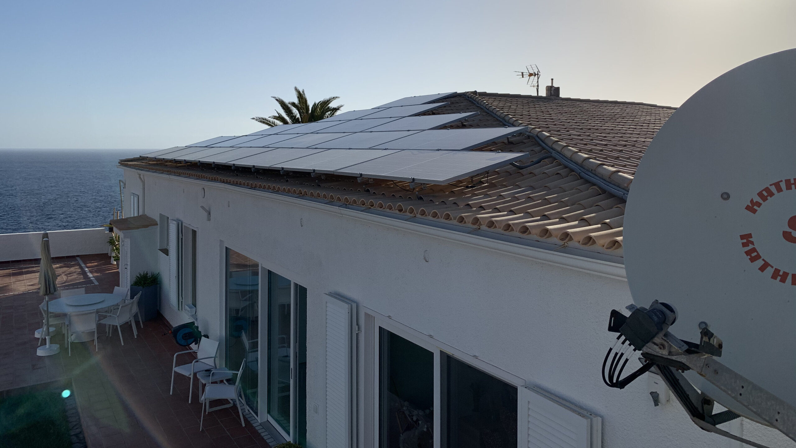 vivienda unifamiliar con placas solares en el tejado de la casa